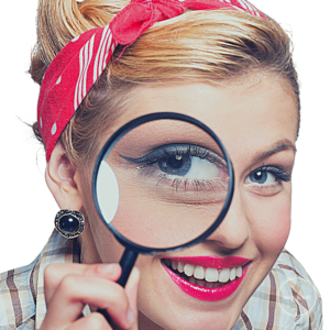 Junge Frau mit Lupe: Wie kann man Effekte von SEO messen?